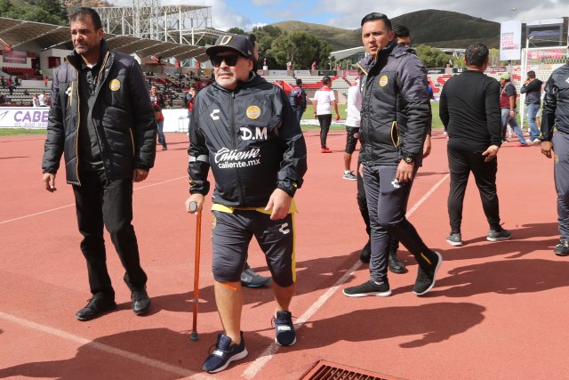 Maradona ne može da hoda VIDEO