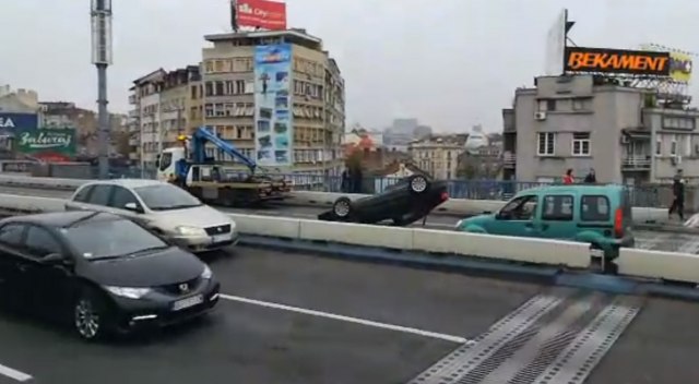 Lanèani sudar na Brankovom mostu, prevrnuto vozilo VIDEO