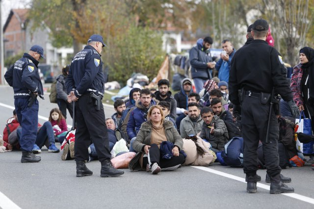 Tenzije: Migranti idu, policija vraća, stižu novi