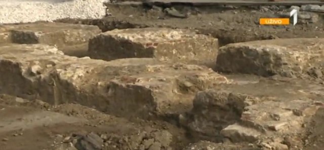 Radovi na Trgu obustavljeni, pronađeni grobovi puni predmeta? VIDEO