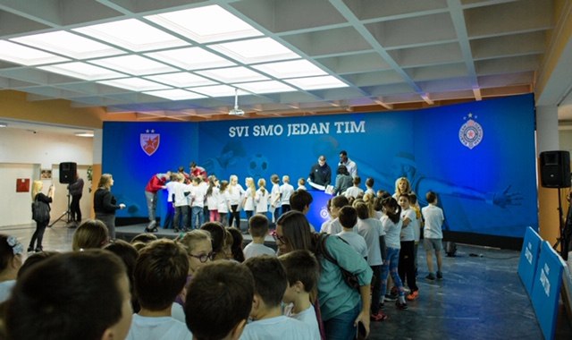 "Svi smo jedan tim" – fudbaleri Zvezde i Partizana podelili lopte