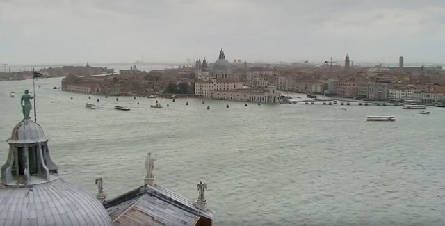 Turisti u Veneciji po svaku cenu: Poplava im nimalo ne smeta / FOTO