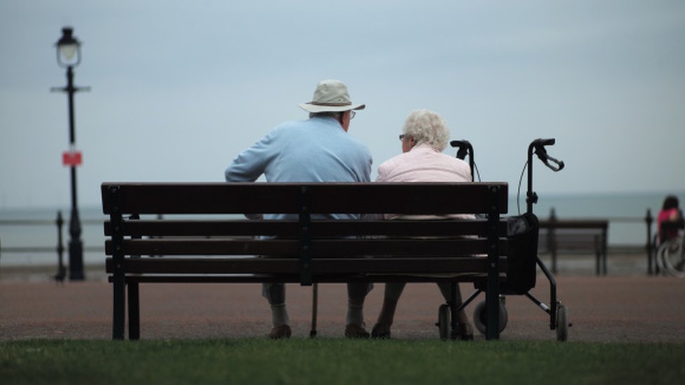 Šalju novac u Srbiju - i penzionerima su čija mesečna primanja i do pet puta niža nego u zapadnim zemljama/Christopher Furlong