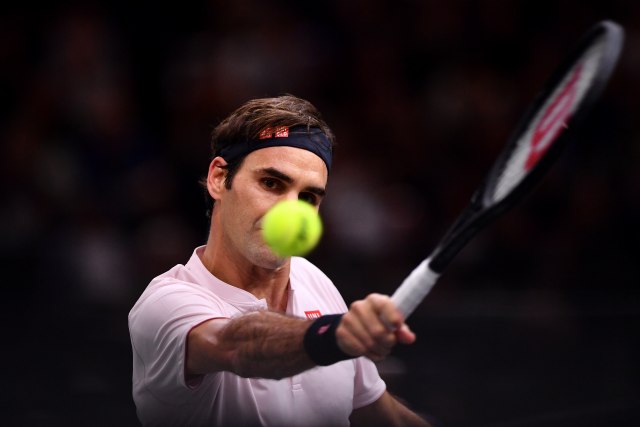 Federer se plasirao u èetvrtfinale Pariza i prestigao Nadala