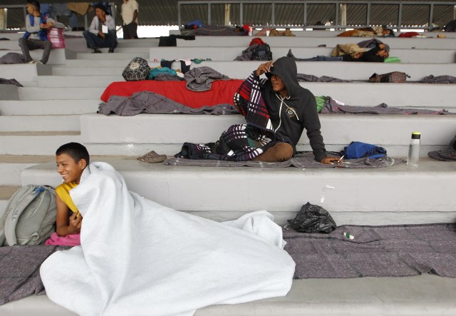 Migranti našli sklonište na stadionu