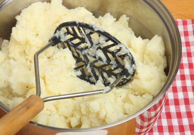 Gotov za 10 minuta: Trik za najlakše i najbrže spremanje krompir-pirea
