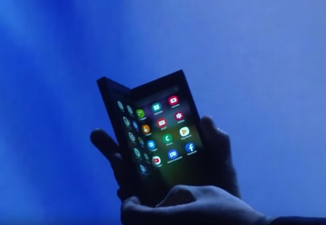 Samsungov prvi ekran na preklop VIDEO