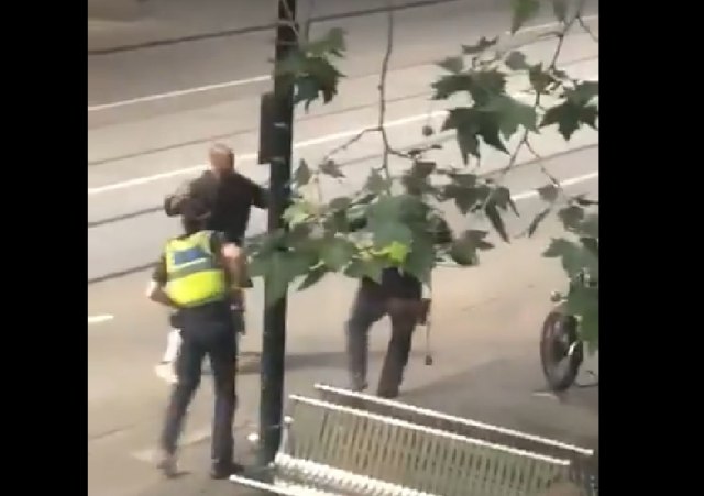 Haos u Melburnu: Objavljen i snimak pucanja na napadača