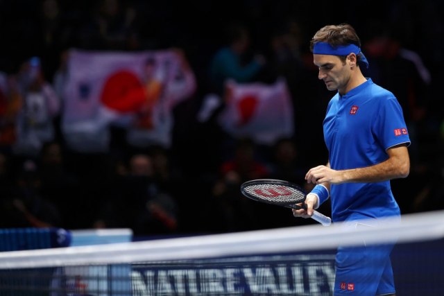 Bledi Federer poražen od Nišikorija na startu Završnog turnira