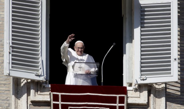 Papa pozvao da se investira u mir, ne u rat
