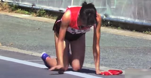 Japanka slomila nogu, pa puzila 200m kako bi predala štafetu VIDEO