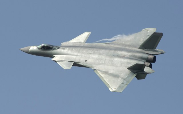Kina pokazala nove projektile, smešteni u J-20