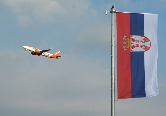 Largest Serbian flag raised at Nikola Tesla Airport/PHOTOS