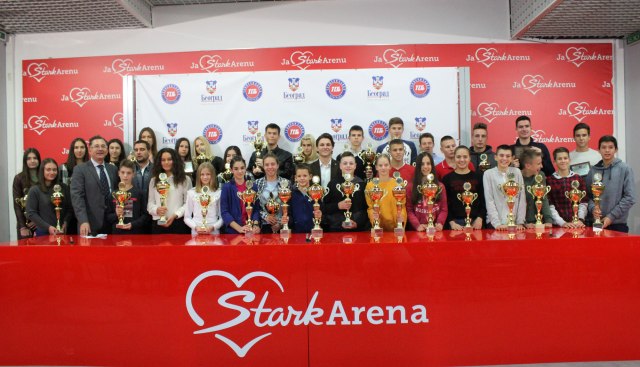 Kecmanović uručio trofeje najboljim teniserima