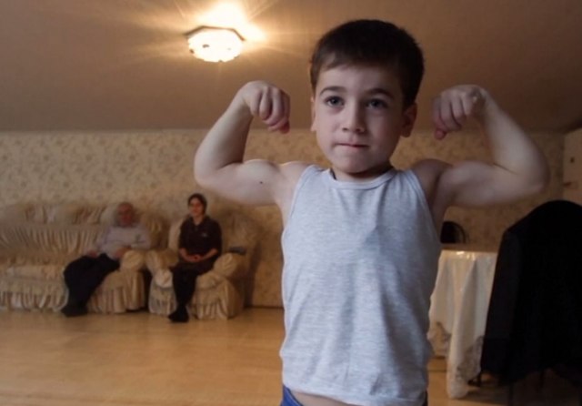 Čečenski Švarceneger: Ima samo pet godina i radi 5.000 sklekova VIDEO
