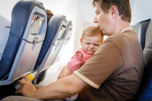 Šta raditi ako vaše dete histerično plače u avionu?
