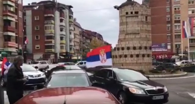 Slavlje u Mitrovici: Kolona vozila i srpske zastave VIDEO