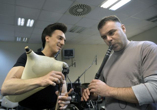 "Malo rok, pa milozvuèno tradicionalno pevanje, pa malo panka i - spektakl"