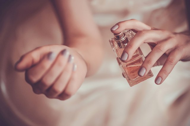 Ne trošite ga uzalud: Ovo je jedino mesto na telu gde treba naneti parfem