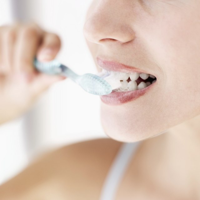 Ova greška pri pranju zuba poništava uèinak zubne paste. Da li je i vi pravite?