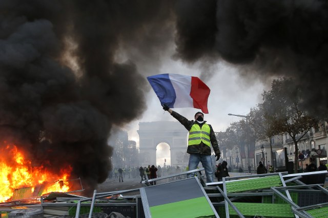 Bilans protesta u Francuskoj: 115 uhapšenih, 8 poginulih