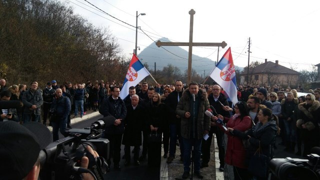Local Serbs protesting in northern Kosovska Mitrovica on Tuesday (Photo by Zeljko Tvrdisic, TV Prva)