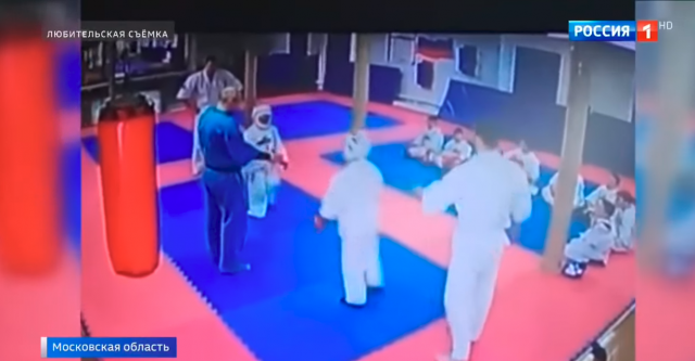 Dečak pogrešio na treningu, trener ga šutnuo u glavu VIDEO