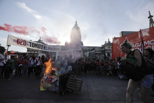 Hiljade na protestu u Buenos Ajresu, "Neka ide Tramp"