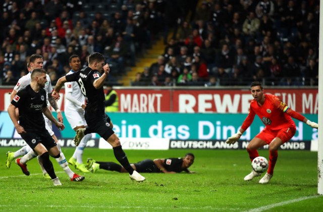 Joviæ ne prestaje sa golovima, Volfsburg prekinuo seriju Ajntrahta