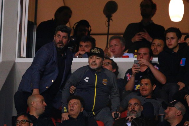 Maradona pio, pa "poludeo" posle poraza i napao novinara VIDEO