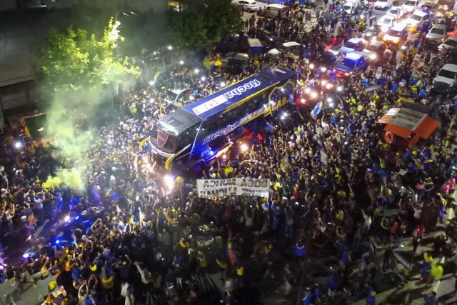 Nestvarna scena – hiljade navijača ispratilo Boku u Madrid VIDEO