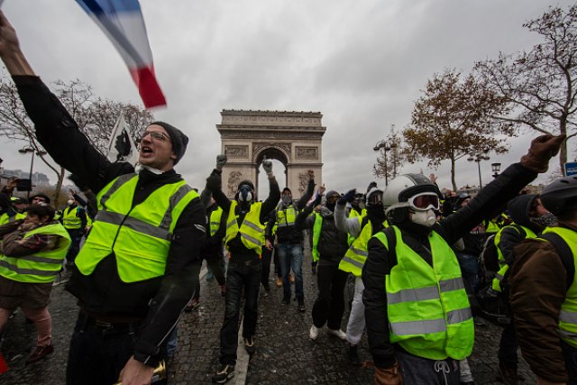 "Žuti prsluci" i neredi odlažu fudbal u Francuskoj