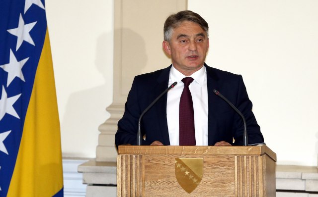 Komšić vratio Titov portret, postavio i zastavu EU