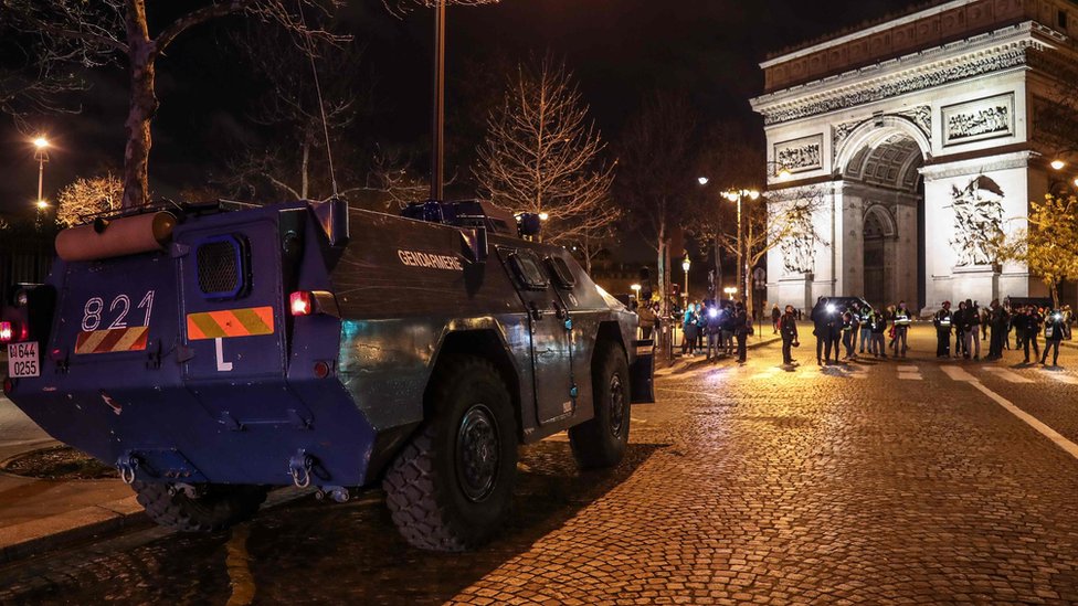 Pokret "Žuti prsluci": Policija suzavcem na demonstrante u Parizu