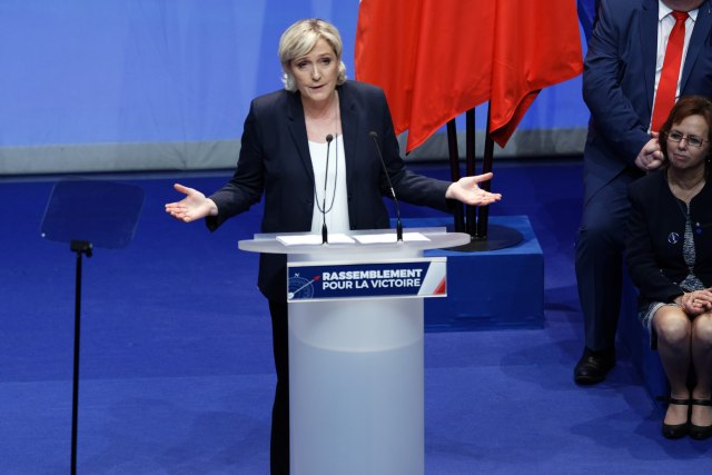 Le Pen: Makron u zaletu, uzmièe da bi bolje skoèio