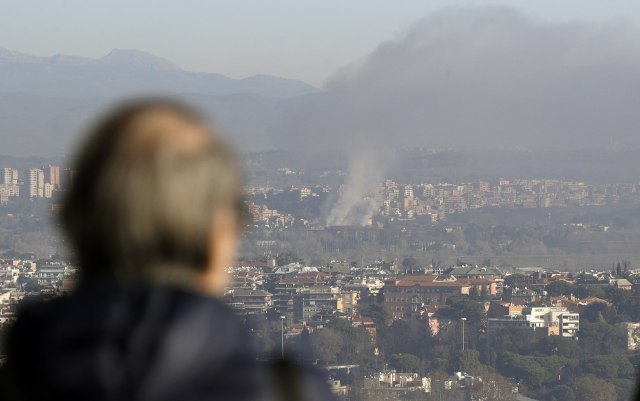 Gori deponija u Rimu, toksièni dim se nadvija nad gradom