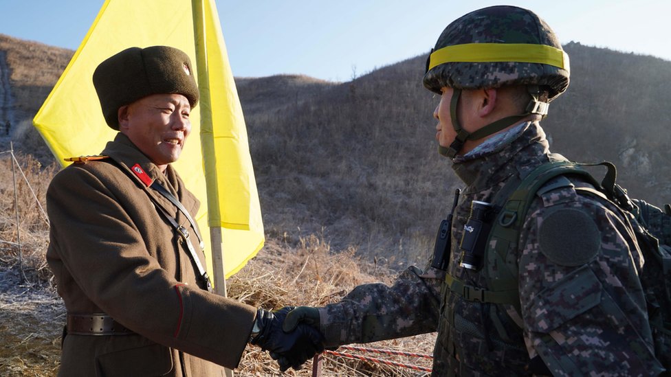 Severna i Južna Koreja: Vojnici prešli granicu i rukovali se