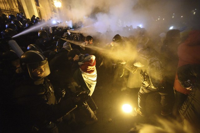 Haos u Budimpešti, sukob policije i demonstranata VIDEO