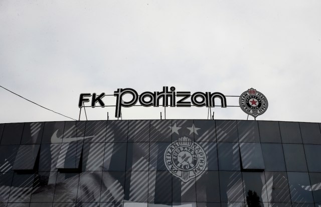 Sneg zatrpao stadion Partizana FOTO/VIDEO