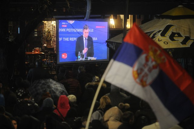 Vučić na video-bimu u Mitrovici; Rakić: Doneli ste radost