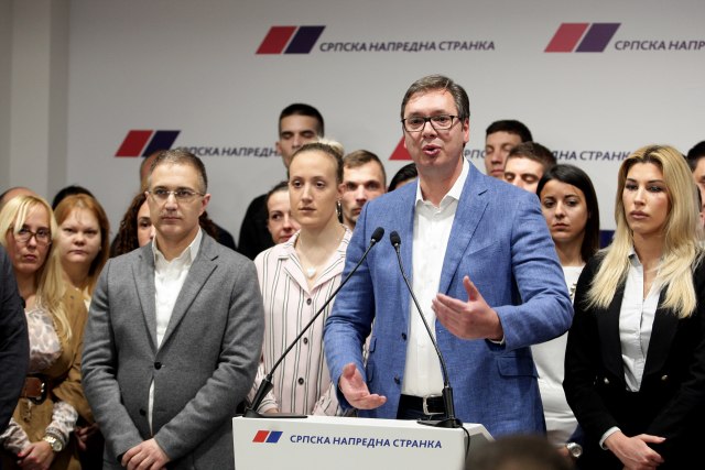 Vučić proglasio pobedu lista pod svojim imenom