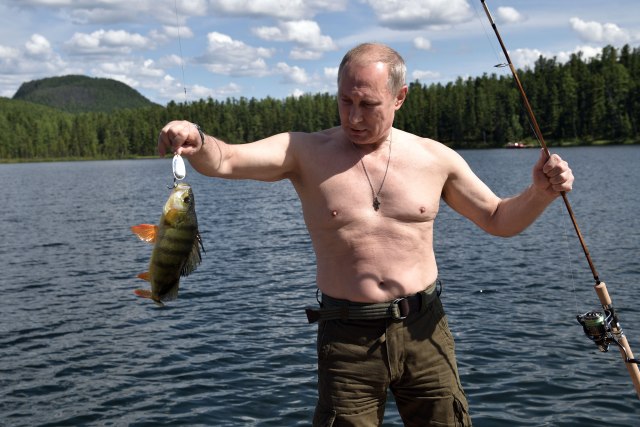 Hit kalendar: Putin se kupa u ledenom jezeru, mazi psa i vozi bicikl