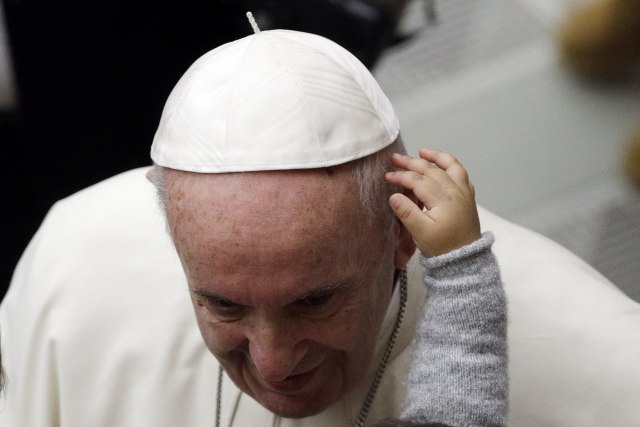 Papa: Neprihvatljivo je kriviti migrante za zlo