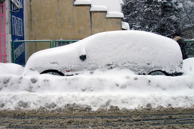 Ako vozite auto sa snegom na krovu, preti vam kazna od 5.000 dinara
