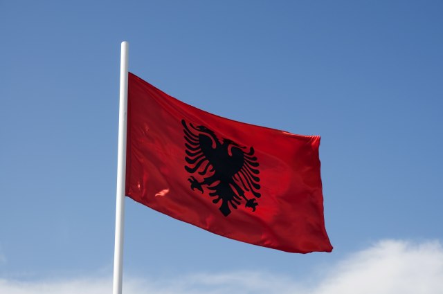 Koha: Uprkos carini od 100%, Srbija moænija od Albanije na KiM