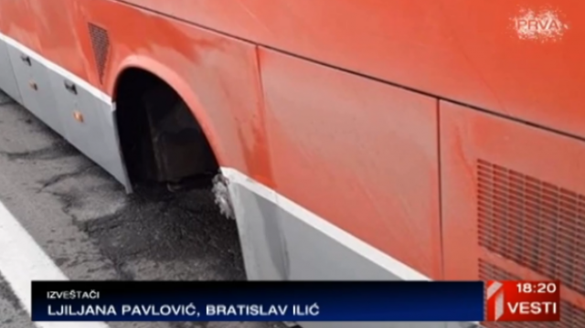 Autobusu "Nišekspresa" tokom vožnje otpala dva toèka VIDEO