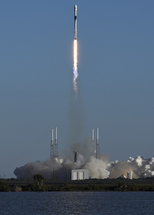 Spejs Iks lansirao raketu koja će u orbiti da postavi moćni satelit