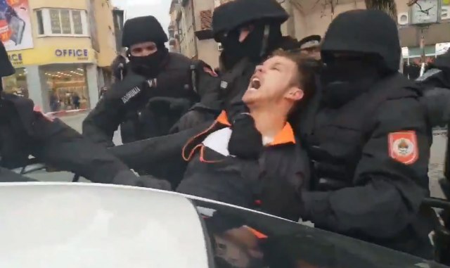 Objavljen snimak brutalnog hapšenja poslanika VIDEO