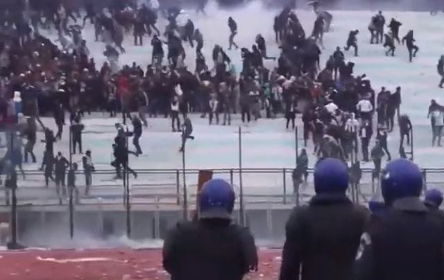 Kamenovanje na meèu u Alžiru – povreðeno 60 osoba VIDEO