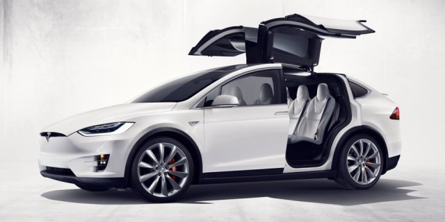 Tesla u nedelju u ponoæ gasi jeftinije verzije Modela S i X